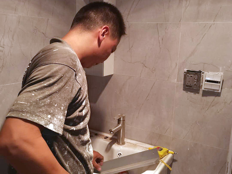 浴室柜安裝案例：在安裝之前應(yīng)該檢查一下配件是否齊全。安裝三角閥時，要確認(rèn)冷熱水管是不是保持平線。 緊接著就是測量距離，并安裝下水管道。在涂抹膠水時一定要狠均勻，這樣才能確保關(guān)于管間的鏈接是否緊密。之后便可以安裝柜腳角了，看看角是不是都在同一個水平面上，安裝好之后可以做一個適當(dāng)?shù)恼{(diào)整。 浴室柜應(yīng)該靠墻放好，看看進(jìn)出水管的位置安置的是否得當(dāng)，如果不合適的話一定要稍作改動。