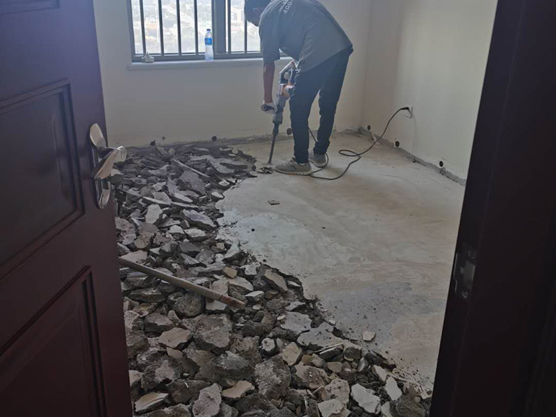 地磚拆除重貼瓷磚：1、混凝土地面應(yīng)將基層鑿毛，鑿毛深度5~10毫米，鑿毛痕的間距為30毫米左右。之后，清凈浮灰，砂漿、油漬，產(chǎn)散水刷少將地面。 2、鋪貼前應(yīng)彈好線，在地面彈出與門道口成直角的基準(zhǔn)線，彈線應(yīng)從門口開始，以保證進(jìn)口處為整磚，非整磚置于陰角或家具下面，彈線應(yīng)彈出縱橫定位控制線。 3、鋪貼陶瓷地面磚前，應(yīng)先將陶瓷地面磚浸泡陰干。 4、鋪貼時(shí)，水泥砂漿應(yīng)飽滿地抹在陶瓷地面磚背面，鋪貼后用橡皮棰敲實(shí)。同時(shí)，用水平尺檢查校正，擦凈表面水泥砂漿。 5、鋪貼完2~3小時(shí)后，用白水泥擦縫，縫要填充密實(shí)，平整光滑。