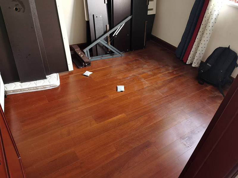 木地板鋪貼案例：首先清理地面。地面已經(jīng)清理干凈、平整之后，先要鋪設(shè)一層防潮地墊。這一層至少要20-30厘米(大約8英寸)在離墻大約預(yù)留1-3英寸的空隙?，F(xiàn)在可以安裝已經(jīng)選好花色的地板了。需要注意的是所鋪設(shè)的防潮地墊只需要鋪設(shè)大致5—10排的地板。然后為了防止地板的第一行的地板滑動(dòng)，必須用間隔的裝置或者楔子固定。第一行余下的板通常用在第二行的開頭。要確保第二行板的接口與第一行板的接口錯(cuò)開的長度至少30厘米。