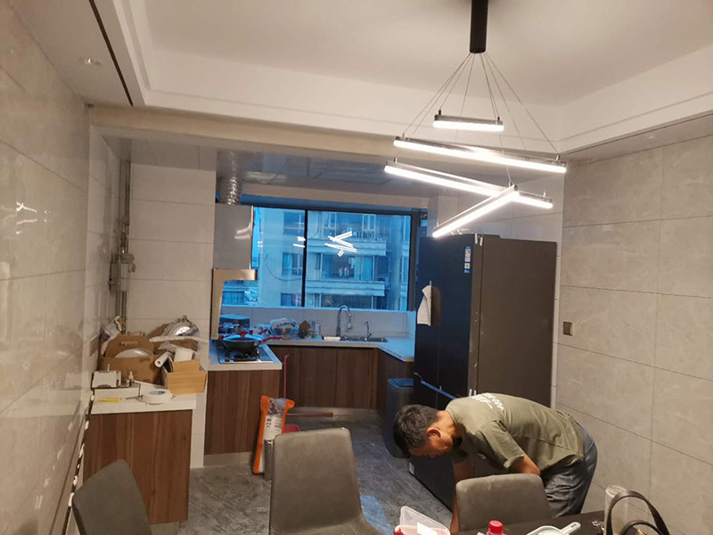 全屋裝修設(shè)計(jì)效果：裝修，大致是按照下面這21步完成的：1.前期設(shè)計(jì) -- 2.主體拆改 -- 3.水電改造 -- 4.木工 -- 5.貼磚 -- 6.刷墻面漆 -- 7.熱水器安裝 -- 8.廚衛(wèi)吊頂 -- 9.櫥柜安裝-- 10.煙機(jī)灶安裝 -- 11.木門安裝 -- 12.地板安裝 -- 13.鋪貼壁紙 -- 14. 開關(guān)插座安裝 -- 15.燈具安裝 -- 16.五金潔具安裝 -- 17.窗簾桿安裝 -- 18.拓荒保潔 -- 19.家具進(jìn)場(chǎng) -- 20.家電安裝 -- 21.家居配飾