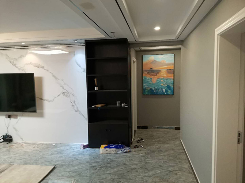 全屋裝修設(shè)計(jì)效果：裝修，大致是按照下面這21步完成的：1.前期設(shè)計(jì) -- 2.主體拆改 -- 3.水電改造 -- 4.木工 -- 5.貼磚 -- 6.刷墻面漆 -- 7.熱水器安裝 -- 8.廚衛(wèi)吊頂 -- 9.櫥柜安裝-- 10.煙機(jī)灶安裝 -- 11.木門安裝 -- 12.地板安裝 -- 13.鋪貼壁紙 -- 14. 開關(guān)插座安裝 -- 15.燈具安裝 -- 16.五金潔具安裝 -- 17.窗簾桿安裝 -- 18.拓荒保潔 -- 19.家具進(jìn)場(chǎng) -- 20.家電安裝 -- 21.家居配飾