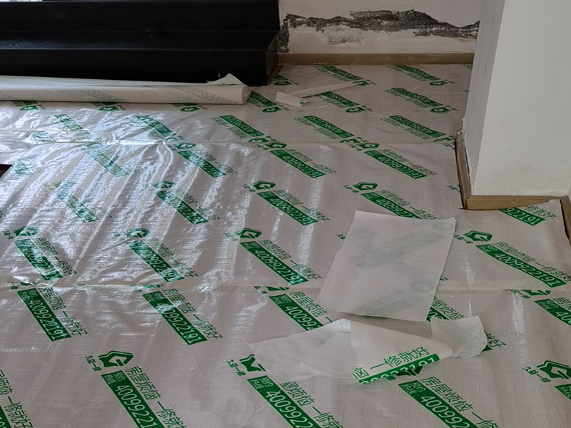 墻面翻新成品保護(hù)：家具搬放到房屋中央，對集中放置的家具進(jìn)行整體保護(hù)，防止因墻面翻新而造成不必要的損壞；地板需要用專業(yè)的保護(hù)膜進(jìn)行保護(hù)；對于不能移動的家具和家電，如空調(diào)等進(jìn)行成品保護(hù)；尤其需要注意有插座、開關(guān)面板的位置，防止灰塵進(jìn)入。 處理墻面出現(xiàn)的開裂、起翹等問題，若不做任何處理直接開始涂刷，使用專業(yè)的打磨機(jī)對墻面進(jìn)行打磨處理，與一般打磨機(jī)不同的是，墻面打磨是無塵打磨，在打磨的過程中不會出現(xiàn)灰塵漫天的情況。