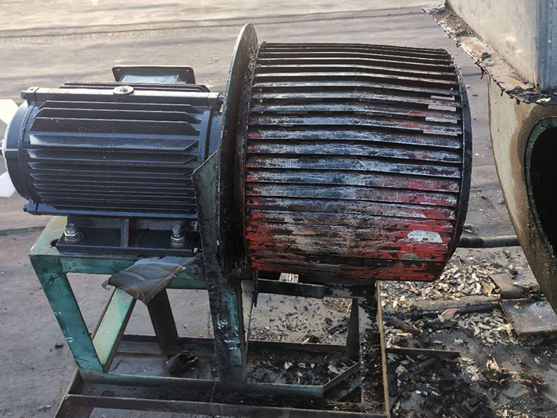 風(fēng)機(jī)電機(jī)翻新:更換風(fēng)機(jī)皮帶前應(yīng)先拉閘斷電，待風(fēng)機(jī)停穩(wěn)后再進(jìn)行操作。更換皮帶需兩人進(jìn)行作業(yè)，并保持現(xiàn)場有一定的光照強(qiáng)度。松動靠近電機(jī)風(fēng)輪側(cè)的調(diào)節(jié)頂絲的固定裝置，調(diào)節(jié)電機(jī)表冷器側(cè)的調(diào)節(jié)頂絲 ，盡量減小風(fēng)機(jī)皮帶輪與電機(jī)皮帶輪之間的間距（如果一次調(diào)節(jié)皮帶輪之間的間距不夠小，可向前移動電機(jī)表冷器側(cè)的調(diào)節(jié)裝置，繼續(xù)調(diào)節(jié)，直到合適為止）。