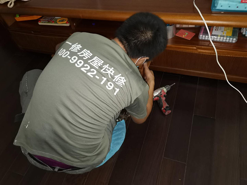 家具維修施工：將502膠水倒與家具損壞的位置，趕快用砂紙快速打磨，以防膠水風(fēng)干，在家具表面形成疙瘩。首先確定損壞的家具是什么顏色，然后選擇相近的顏色，配合稀釋劑在舊報紙上研磨均勻，然后在損壞家具的表面進(jìn)行上色，需要一層層覆蓋，切記把已經(jīng)上好的顏色再次的蹭掉。然后拋光是為了增加亮度保護(hù)漆面，用綠色三谷公司調(diào)配的稀釋劑是越擦越亮的