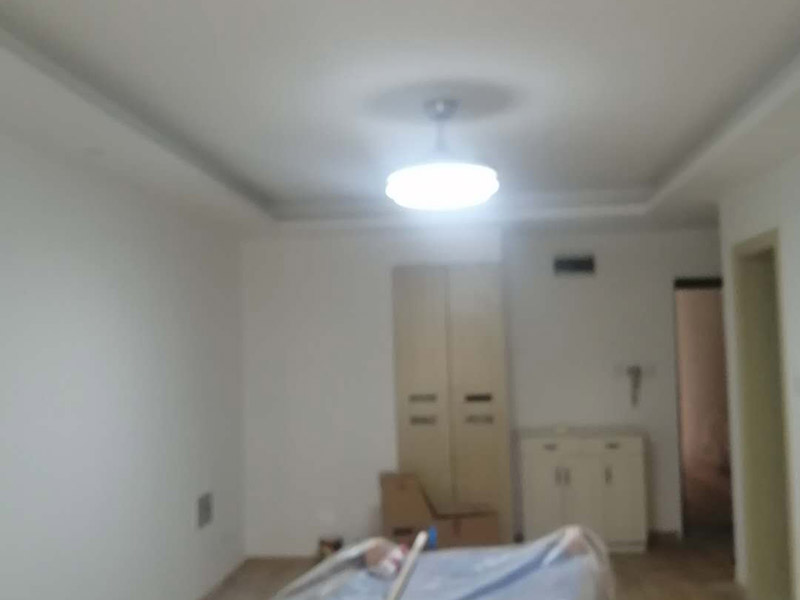 墻面維修翻新:首先在做翻新的時(shí)候一定要把之前的墻面給處理干凈，粉化嚴(yán)重的一定要鏟除干凈。由于之前的墻面有刷過(guò)油漆和乳膠漆，所在做完鏟除后一定要做打磨處理，將原來(lái)墻體上的結(jié)實(shí)的表皮及浮沉全部清理掉，如果說(shuō)墻體出現(xiàn)小部分的凹陷以及裂縫的話可以用膩?zhàn)由晕⑻钛a(bǔ)一下。清理干凈的墻面一定要刷一道底漆，墻面底漆的主要作用就是抗堿防潮、封固基材、保護(hù)面漆、提高面漆的質(zhì)量以及遮蓋力。尤其是對(duì)老房子進(jìn)行翻新的時(shí)候底漆是特別的重要，如果說(shuō)是直接的上面漆的話墻面就很容易起泡發(fā)霉，時(shí)間不久后就會(huì)再一次出現(xiàn)脫落現(xiàn)象，不能重蹈覆轍。 在修補(bǔ)的過(guò)程中要是沒(méi)有做到全面，并且上漆過(guò)程已經(jīng)做了的話那就會(huì)顯得相當(dāng)?shù)穆闊?，上漆工程完成后的話再?duì)沒(méi)有修補(bǔ)到的地方進(jìn)行修補(bǔ)的話就會(huì)很難達(dá)到預(yù)想效果，最大的問(wèn)題就是會(huì)導(dǎo)致色差的問(wèn)題，所以在修補(bǔ)的時(shí)候一定要做到仔細(xì)、全面，不要為后面的工程造成負(fù)擔(dān)。