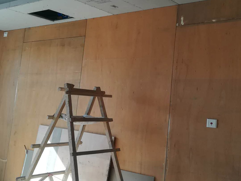 電視背景墻隔斷安裝:隔斷是劃分空間的貼心能手，而電視墻又是家中必備，電視墻與隔斷，它們并不是不相往來的獨(dú)立者，大可以合二為一，而這樣一個精心策劃的結(jié)合，帶來的是意想不到的滿意結(jié)果，電視墻隔斷設(shè)計(jì)解決了各種各樣的空間難題。將電視墻隔斷設(shè)計(jì)作為家中一個空間劃分的助手是近幾年的一個熱潮，電視墻隔斷既不會造成空間的堵塞也起到了一個過渡的作用，既美觀也達(dá)到了目的。