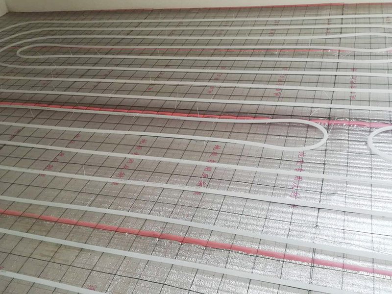 地暖安裝布線：在墻上劃線確定分集水器安裝位置及標高，將分集水器以水平方向按圖紙尺寸要求固定于墻壁上，用膨脹螺栓固定好，安裝要牢固，安裝完后與供回水主干管對接。保溫板鋪設要平整，切割整齊，相互聯(lián)接縫要緊密，整板放在四周，切割板放在中間，鋪設時要注意的保溫板平整度，高差不允許超過正負5MM，縫隙不大于5MM。 地暖管應按設計圖紙標定的管間距和走向敷設，應保持平直，并用塑料卡釘按照圖紙將管材固定于擠塑板上或用綁帶固定在鋼絲網(wǎng)上。安裝間斷或完畢時，敞口處應隨時封堵。地暖管切割，應采用專用工具；切口應平整，斷口面應垂直管軸線。