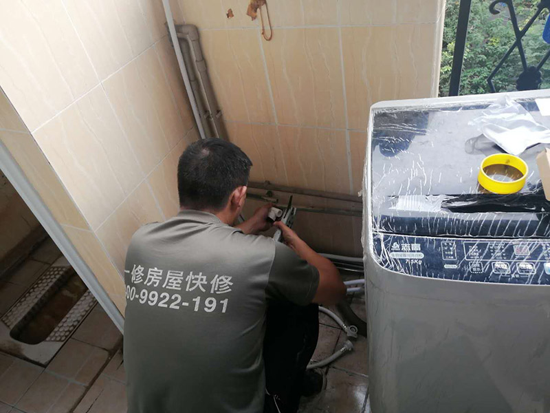 水管改造維修：水路改造時候，管線和彎頭對接的角度一定要是90度，否則會造成彎頭連接的兩邊管線的壁厚不一樣，壁厚相對較薄的地方就可能因為受力不均勻，在自來水的壓力下，出現(xiàn)滲漏的危險。 在安裝水路管線時，可能會出現(xiàn)管線不夠長，中間需要裝用直接或管箍等將幾根管線連接起來。對于地下埋的管線來說，盡量不要有接點，多一個接點就多一份滲漏的問題，如果另外一邊的直接沒有漏就盡量不要換，以免更換后，原本沒有滲漏的接頭反而出現(xiàn)了滲透危險。