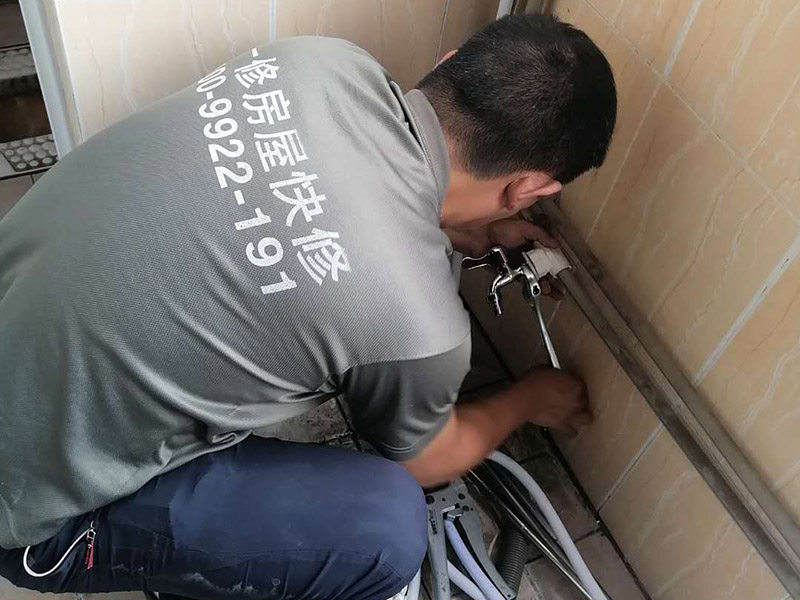 水管改造維修：水路改造時候，管線和彎頭對接的角度一定要是90度，否則會造成彎頭連接的兩邊管線的壁厚不一樣，壁厚相對較薄的地方就可能因為受力不均勻，在自來水的壓力下，出現(xiàn)滲漏的危險。 在安裝水路管線時，可能會出現(xiàn)管線不夠長，中間需要裝用直接或管箍等將幾根管線連接起來。對于地下埋的管線來說，盡量不要有接點，多一個接點就多一份滲漏的問題，如果另外一邊的直接沒有漏就盡量不要換，以免更換后，原本沒有滲漏的接頭反而出現(xiàn)了滲透危險。
