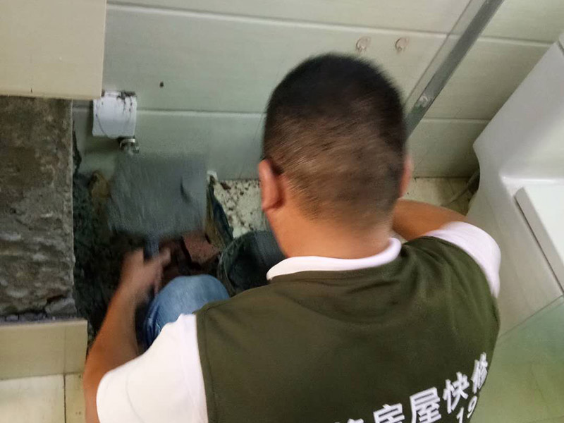 衛(wèi)生間瓷磚修補(bǔ)：1、把瓷磚脫落地方的舊水泥清干凈。 2、把瓷磚泡幾分鐘，再拿水泥浸到和豆油一樣的程度。 3、把瓷磚拿出來把表面上的水晾干，然后把水泥均勻涂在瓷磚上 （厚度和原來的水泥漿差不多就行） 4 、用木頭敲平就行。 墻面瓷磚一旦脫落，首先要檢查原因。通常情況下，如果脫落的墻磚水泥砂漿層與墻面之間很牢固，那么就將四周松動(dòng)的墻磚也一同起下來，與原先脫落的磚一起修補(bǔ)。