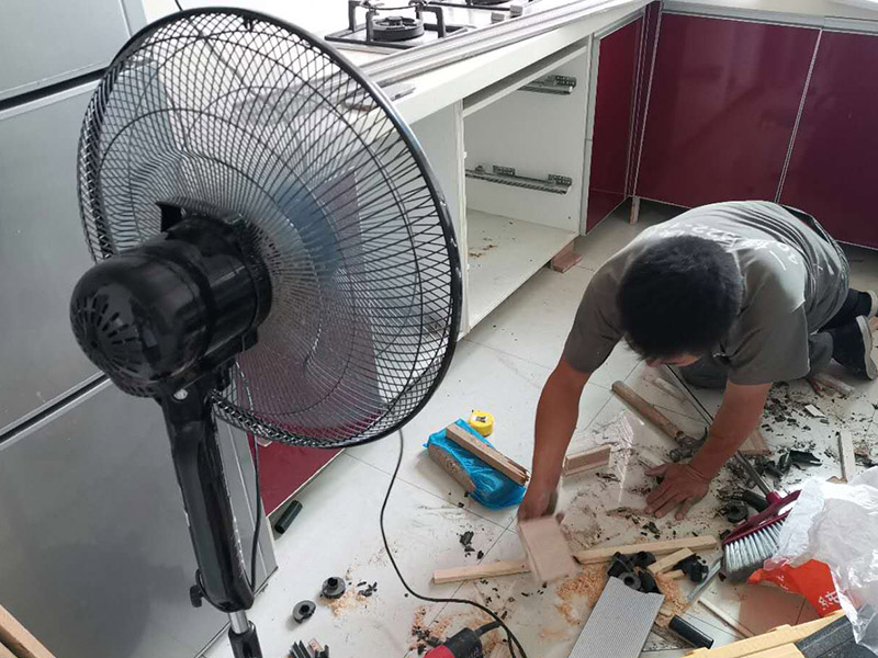 廚房櫥柜門安裝維修：先要固定好頂軌，軌道前飾面與柜櫥表面在同一平面，上下軌平放在預(yù)留位置;然后把兩扇門裝入軌道內(nèi)，使用水平尺或直尺測量門體垂直度，調(diào)整上下軌位置并固定好;再次檢查門體是不是與兩側(cè)平行，我們可以通過調(diào)節(jié)底輪來調(diào)節(jié)門體，達(dá)到邊框與兩側(cè)水平;最后將防跳裝置固定好。