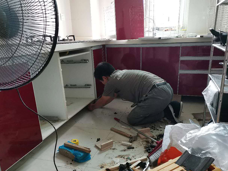 廚房櫥柜門安裝維修：先要固定好頂軌，軌道前飾面與柜櫥表面在同一平面，上下軌平放在預(yù)留位置;然后把兩扇門裝入軌道內(nèi)，使用水平尺或直尺測量門體垂直度，調(diào)整上下軌位置并固定好;再次檢查門體是不是與兩側(cè)平行，我們可以通過調(diào)節(jié)底輪來調(diào)節(jié)門體，達(dá)到邊框與兩側(cè)水平;最后將防跳裝置固定好。