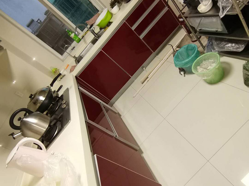 廚房櫥柜門安裝維修：先要固定好頂軌，軌道前飾面與柜櫥表面在同一平面，上下軌平放在預(yù)留位置;然后把兩扇門裝入軌道內(nèi)，使用水平尺或直尺測量門體垂直度，調(diào)整上下軌位置并固定好;再次檢查門體是不是與兩側(cè)平行，我們可以通過調(diào)節(jié)底輪來調(diào)節(jié)門體，達(dá)到邊框與兩側(cè)水平;最后將防跳裝置固定好。