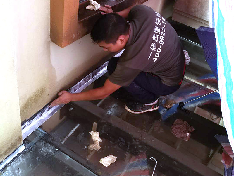 墻角局部防水施工：基面處理是基礎(chǔ)，基面處理是防水施工的關(guān)鍵，施工前須清理基面，以確保其堅(jiān)固、平整、干凈，無灰塵、油膩、蠟、脫模劑等以及其它碎屑物質(zhì)，如有孔隙、裂縫等缺陷的，須預(yù)先用水泥砂漿修補(bǔ)抹平，陰陽角處應(yīng)抹成圓弧形。涂刷方法要注意，涂刷時(shí)力度均勻，注意不要漏刷;前后兩遍涂刷時(shí)保持垂直相交的角度，以充分覆蓋到位;單次涂刷不宜過厚，特別是管口和轉(zhuǎn)角處，不能超過1mm，防止干固后產(chǎn)生裂縫。