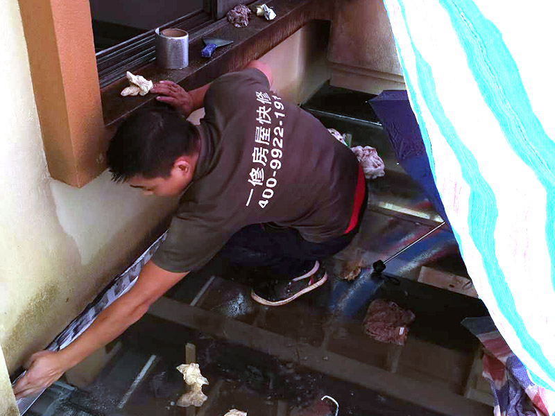墻角局部防水施工：基面處理是基礎(chǔ)，基面處理是防水施工的關(guān)鍵，施工前須清理基面，以確保其堅(jiān)固、平整、干凈，無灰塵、油膩、蠟、脫模劑等以及其它碎屑物質(zhì)，如有孔隙、裂縫等缺陷的，須預(yù)先用水泥砂漿修補(bǔ)抹平，陰陽角處應(yīng)抹成圓弧形。涂刷方法要注意，涂刷時(shí)力度均勻，注意不要漏刷;前后兩遍涂刷時(shí)保持垂直相交的角度，以充分覆蓋到位;單次涂刷不宜過厚，特別是管口和轉(zhuǎn)角處，不能超過1mm，防止干固后產(chǎn)生裂縫。