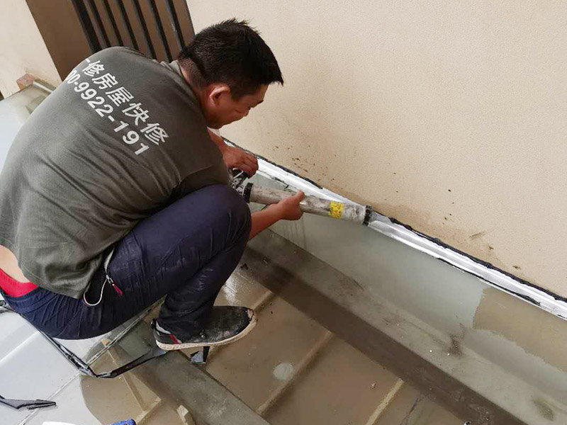 屋頂防水打膠案例：不少建筑新建成就滲漏，老建筑的滲漏現(xiàn)象更嚴重。第一步：把玻璃的邊清理干凈。把玻璃固定到位。在玻璃邊緣3mm處貼美文紙。第二步：用結構膠往縫里填到60％。第三步：用和縫大小的泡抹棒往里壓填充，把膠往玻璃與型材的縫里擠。第四步：填充耐候密封膠，用刮刀來回30度角度刮2遍。缺膠的補上。30分內(nèi)把紙揭掉。