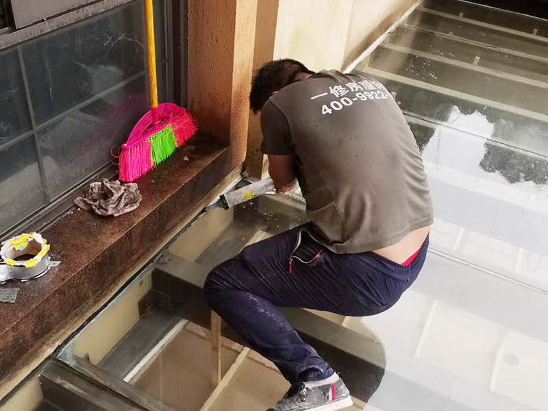 屋頂防水打膠案例：不少建筑新建成就滲漏，老建筑的滲漏現(xiàn)象更嚴重。第一步：把玻璃的邊清理干凈。把玻璃固定到位。在玻璃邊緣3mm處貼美文紙。第二步：用結構膠往縫里填到60％。第三步：用和縫大小的泡抹棒往里壓填充，把膠往玻璃與型材的縫里擠。第四步：填充耐候密封膠，用刮刀來回30度角度刮2遍。缺膠的補上。30分內(nèi)把紙揭掉。