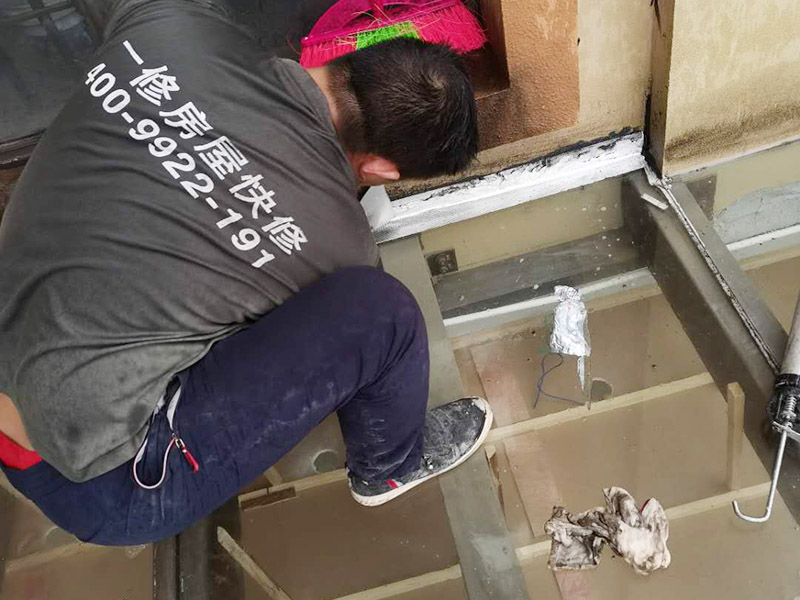 屋頂防水打膠案例：不少建筑新建成就滲漏，老建筑的滲漏現(xiàn)象更嚴重。第一步：把玻璃的邊清理干凈。把玻璃固定到位。在玻璃邊緣3mm處貼美文紙。第二步：用結構膠往縫里填到60％。第三步：用和縫大小的泡抹棒往里壓填充，把膠往玻璃與型材的縫里擠。第四步：填充耐候密封膠，用刮刀來回30度角度刮2遍。缺膠的補上。30分內(nèi)把紙揭掉。