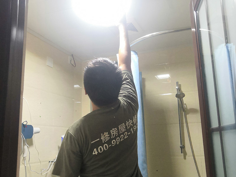 衛(wèi)生間局部改造:衛(wèi)生間的排水管道盡量不要做大的改動(dòng)，換掉出現(xiàn)問題的管道，水壓不夠的老房子，可以加增壓泵，泵的大小根據(jù)水壓的大小而定。電路的改造一般是衛(wèi)生間翻新的重頭戲，多年以前的線路最好全部換新，需要的更多插座位置要做好預(yù)留，比如智能馬桶。線路盡可能的掩藏，不能掩藏的用防水性好的絕緣管道包起來。 新電器的安裝也要選擇防水性較好的產(chǎn)品，如衛(wèi)生間的電源開關(guān)、插座等。衛(wèi)生間的吊頂幾乎需要全部重新做安排。最好采用鋁扣板的吊頂，不要選擇PVC的吊頂材料，容易使水蒸氣凝結(jié)下滴。坐便器最好不要改動(dòng)位置，整棟樓的坐便器都在同一個(gè)下水道。改動(dòng)不當(dāng)，即便抬高坐便器的位置，仍有可能導(dǎo)致通水不暢。小移位用移位器。