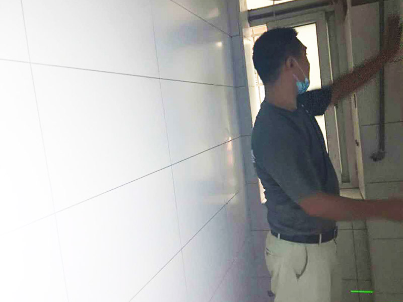 衛(wèi)生間局部改造:衛(wèi)生間的排水管道盡量不要做大的改動(dòng)，換掉出現(xiàn)問題的管道，水壓不夠的老房子，可以加增壓泵，泵的大小根據(jù)水壓的大小而定。電路的改造一般是衛(wèi)生間翻新的重頭戲，多年以前的線路最好全部換新，需要的更多插座位置要做好預(yù)留，比如智能馬桶。線路盡可能的掩藏，不能掩藏的用防水性好的絕緣管道包起來。 新電器的安裝也要選擇防水性較好的產(chǎn)品，如衛(wèi)生間的電源開關(guān)、插座等。衛(wèi)生間的吊頂幾乎需要全部重新做安排。最好采用鋁扣板的吊頂，不要選擇PVC的吊頂材料，容易使水蒸氣凝結(jié)下滴。坐便器最好不要改動(dòng)位置，整棟樓的坐便器都在同一個(gè)下水道。改動(dòng)不當(dāng)，即便抬高坐便器的位置，仍有可能導(dǎo)致通水不暢。小移位用移位器。