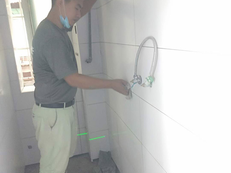 衛(wèi)生間局部改造:衛(wèi)生間的排水管道盡量不要做大的改動(dòng)，換掉出現(xiàn)問題的管道，水壓不夠的老房子，可以加增壓泵，泵的大小根據(jù)水壓的大小而定。電路的改造一般是衛(wèi)生間翻新的重頭戲，多年以前的線路最好全部換新，需要的更多插座位置要做好預(yù)留，比如智能馬桶。線路盡可能的掩藏，不能掩藏的用防水性好的絕緣管道包起來。 新電器的安裝也要選擇防水性較好的產(chǎn)品，如衛(wèi)生間的電源開關(guān)、插座等。衛(wèi)生間的吊頂幾乎需要全部重新做安排。最好采用鋁扣板的吊頂，不要選擇PVC的吊頂材料，容易使水蒸氣凝結(jié)下滴。坐便器最好不要改動(dòng)位置，整棟樓的坐便器都在同一個(gè)下水道。改動(dòng)不當(dāng)，即便抬高坐便器的位置，仍有可能導(dǎo)致通水不暢。小移位用移位器。
