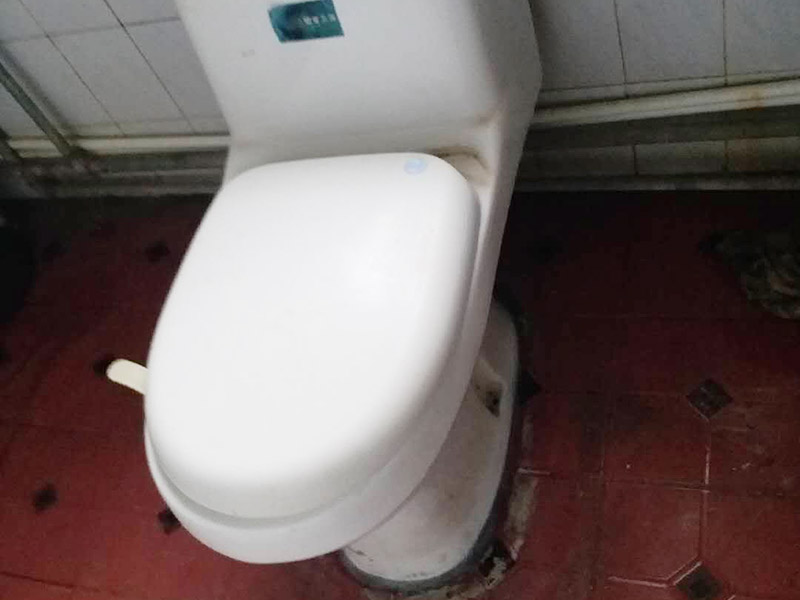 馬桶角閥重新安裝：在安裝馬桶前應(yīng)先對(duì)排污管道進(jìn)行全面檢查，看管道內(nèi)是否有泥砂、廢紙等雜物堵塞，同時(shí)檢查馬桶安裝位的地面前后左右是否水平，如發(fā)現(xiàn)地面不平，在安裝時(shí)應(yīng)將地面找平。翻轉(zhuǎn)馬桶，在馬桶排污口上確定中心，并劃出十字中心線，中心線應(yīng)延伸到馬桶底部四周腳邊。將馬桶上的與地面排污口的十字線對(duì)準(zhǔn)，保持水平安裝馬桶，并用力壓緊密封圈，安裝上地腳螺絲及裝飾帽。在馬桶排污口上安裝好專用密封圈，或在四周打上一圈玻璃膠（油灰）或水泥砂漿，放水3-5分鐘沖洗管道，以保證自來水管的清潔；再安裝角閥和連接軟管，然后將軟管與安裝的水箱配件進(jìn)水閥連接并按通水源。