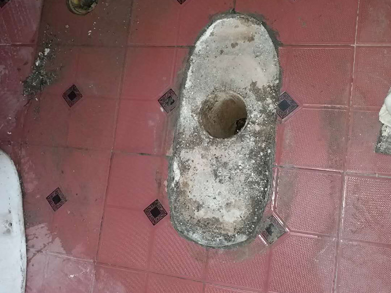馬桶角閥重新安裝：在安裝馬桶前應(yīng)先對(duì)排污管道進(jìn)行全面檢查，看管道內(nèi)是否有泥砂、廢紙等雜物堵塞，同時(shí)檢查馬桶安裝位的地面前后左右是否水平，如發(fā)現(xiàn)地面不平，在安裝時(shí)應(yīng)將地面找平。翻轉(zhuǎn)馬桶，在馬桶排污口上確定中心，并劃出十字中心線，中心線應(yīng)延伸到馬桶底部四周腳邊。將馬桶上的與地面排污口的十字線對(duì)準(zhǔn)，保持水平安裝馬桶，并用力壓緊密封圈，安裝上地腳螺絲及裝飾帽。在馬桶排污口上安裝好專用密封圈，或在四周打上一圈玻璃膠（油灰）或水泥砂漿，放水3-5分鐘沖洗管道，以保證自來水管的清潔；再安裝角閥和連接軟管，然后將軟管與安裝的水箱配件進(jìn)水閥連接并按通水源。