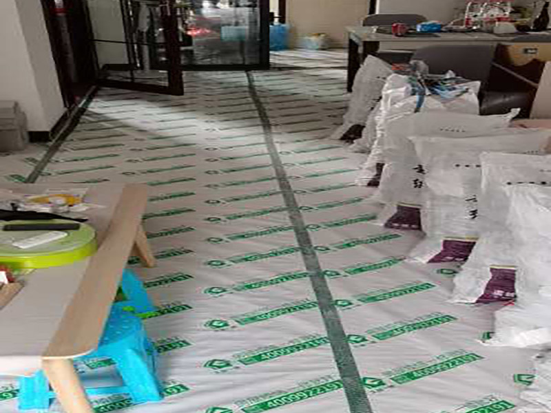 地面成品保護：滿鋪成品瓦楞紙板，再用干凈彩條布滿鋪在普通石膏板上，在彩條布交接處及轉(zhuǎn)角處用膠帶固定，也可選用木芯板或三夾板。材料選用視上人、車情況而定。 所有成品飾面板在安裝好后必須用PE保護膜覆蓋包起來，所有成品飾面板的陽角位必須用硬質(zhì)紙護角或泡沫棉進行保護性包裝，防止交被其他施工人員碰撞。 1、入戶門扇用公司統(tǒng)一的門貼進行全面包裹保護，用透明膠帶將保護膜粘貼牢固平整。 2、用標準保護膜將門框三面保護完整并固定牢固。 3、工程完工后拆除保護膜時如果有粘貼時的膠痕，應用酒精或?qū)Ｓ玫那逦蹌┣宄z。