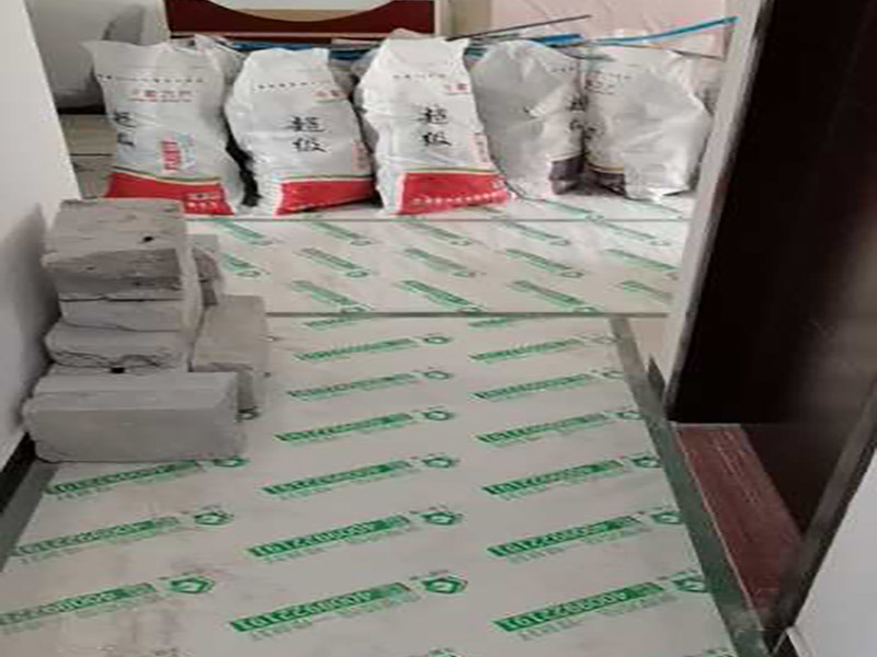 地面成品保護：滿鋪成品瓦楞紙板，再用干凈彩條布滿鋪在普通石膏板上，在彩條布交接處及轉(zhuǎn)角處用膠帶固定，也可選用木芯板或三夾板。材料選用視上人、車情況而定。 所有成品飾面板在安裝好后必須用PE保護膜覆蓋包起來，所有成品飾面板的陽角位必須用硬質(zhì)紙護角或泡沫棉進行保護性包裝，防止交被其他施工人員碰撞。 1、入戶門扇用公司統(tǒng)一的門貼進行全面包裹保護，用透明膠帶將保護膜粘貼牢固平整。 2、用標準保護膜將門框三面保護完整并固定牢固。 3、工程完工后拆除保護膜時如果有粘貼時的膠痕，應用酒精或?qū)Ｓ玫那逦蹌┣宄z。