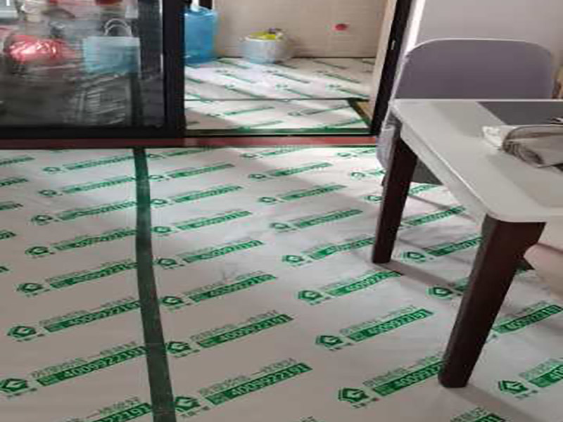 地面成品保護：滿鋪成品瓦楞紙板，再用干凈彩條布滿鋪在普通石膏板上，在彩條布交接處及轉(zhuǎn)角處用膠帶固定，也可選用木芯板或三夾板。材料選用視上人、車情況而定。 所有成品飾面板在安裝好后必須用PE保護膜覆蓋包起來，所有成品飾面板的陽角位必須用硬質(zhì)紙護角或泡沫棉進行保護性包裝，防止交被其他施工人員碰撞。 1、入戶門扇用公司統(tǒng)一的門貼進行全面包裹保護，用透明膠帶將保護膜粘貼牢固平整。 2、用標準保護膜將門框三面保護完整并固定牢固。 3、工程完工后拆除保護膜時如果有粘貼時的膠痕，應用酒精或?qū)Ｓ玫那逦蹌┣宄z。
