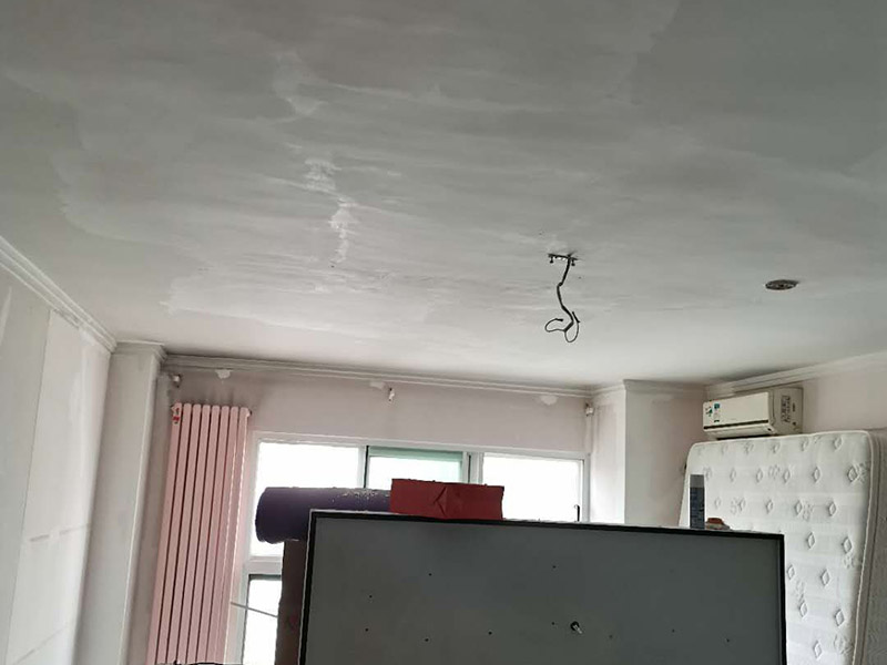 墻面找平刷漆：墻面基層加固。基層疏松的要先做鏟除，可以使用大品牌的專用墻面加固劑。防水處理。衛(wèi)生間、廚房背面的墻體，長期潮濕水汽從墻體背后透出，會導(dǎo)致漆膜起泡脫落發(fā)霉，推薦使用防水漿料，可有效抵御水汽干擾。石膏板及吊頂接縫。像有些油漆品牌有專業(yè)的石膏基接縫膏以及配套的接縫紙帶，讓接縫平整牢固?？沽烟幚?。因為房屋沉降，原始基層材料問題，導(dǎo)致墻體會有開裂或細(xì)小裂痕，配套膩子使用網(wǎng)格布，讓抗裂有保障。墻面底層找平和面層收光。推薦使用成品膩子，只需添加清水，強度可靠，平整環(huán)保，底子打的好，面層更耐久。打磨平整，這個太重要了，有條件的可以批三層膩子?，F(xiàn)在工人為了省事，都是打磨一遍就草草了事，比較負(fù)責(zé)的方法是，打磨完一遍后，上底漆時把有坑的地方補齊又打磨，上了面漆一遍后，又檢查再補齊又打磨。