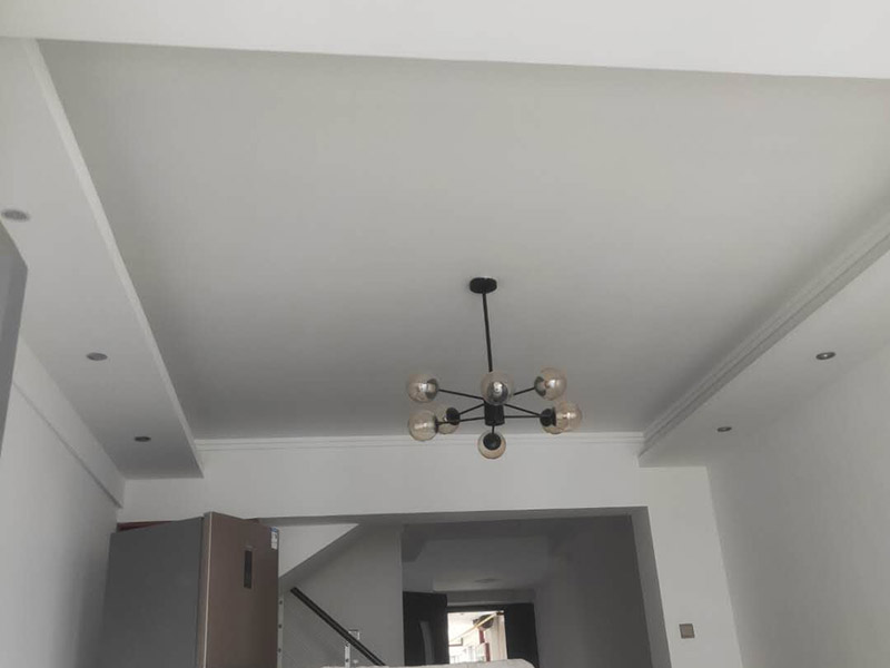 墻面乳膠漆翻新：1、使用吸塵器進行除塵工序，利用吸塵器的毛刷充分摩擦被清潔表面，去除灰塵。 2、對于局部污染或是有油漬的地方，需要使用聚氨酯稀釋劑來清洗。 3、局部有霉藻的部位，需要使用防霉溶液清洗，晾干或噴濕后鏟除。 4、對于已經(jīng)剝落或是破損的地方，先將破損部位松動的部分打磨掉，清理干凈，再使用柔性膩子進行修補。待表面修補平整后，再涂裝底漆。 5、先將破損、松動的部分清理干凈，使用柔性膩子進行修補，表面修補平整后涂裝805膠水。 6、在涂刷膠水的基層上滿刮膩子膏。 7、涂刷底漆，要均勻涂刷一遍，要求無露底、流墜現(xiàn)象。 8、 涂刷面漆， 均勻涂刷兩遍，待靠前遍干燥后涂刷第二遍，要求無露底、流墜。