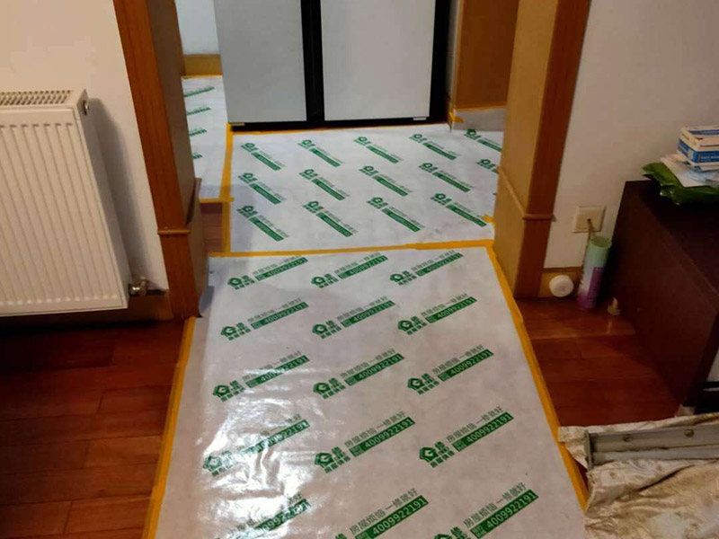 陽臺(tái)裝修翻新:1、老墻面在翻新前一定要做墻面基底處理，粉化嚴(yán)重要鏟除,鏟除后披純白水泥一遍,原墻面過于光滑、刷過油漆、乳膠漆的須作鏟除后做打磨處理。把粘結(jié)不牢的表皮及浮塵去掉,便于新涂料和墻體粘結(jié).如果有掉皮的凹進(jìn)去的部分最好有膩?zhàn)友a(bǔ)一下。  　　 2、墻面底漆的作用是抗堿防潮、封固基材、保護(hù)面漆、提高面漆的質(zhì)感和遮蓋力。尤其是老房翻新，墻面一定要做底漆，直接上面漆墻面容易起泡發(fā)霉，日照久了墻面顏色也容易發(fā)生變化。  　　 3、對(duì)于已上漆墻面的修補(bǔ)相對(duì)而言很難達(dá)到理想效果，所以對(duì)于已上漆墻面的修補(bǔ)最好是整塊的墻面，或盡可能選擇較大的面積進(jìn)行修補(bǔ)，這樣可以盡量避免色差。  　　 4、注意按照漆桶說明配比及涂刷,最好估算好用量,一次準(zhǔn)備足夠的量更為重要,這樣才能保證顏色相同。涂料廠雖然提供了色卡,但由于老墻面本身堿性比較強(qiáng)，效果可能會(huì)有差距。