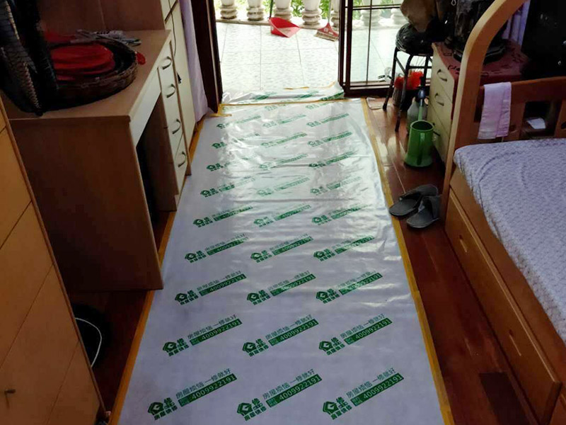 陽臺(tái)裝修翻新:1、老墻面在翻新前一定要做墻面基底處理，粉化嚴(yán)重要鏟除,鏟除后披純白水泥一遍,原墻面過于光滑、刷過油漆、乳膠漆的須作鏟除后做打磨處理。把粘結(jié)不牢的表皮及浮塵去掉,便于新涂料和墻體粘結(jié).如果有掉皮的凹進(jìn)去的部分最好有膩?zhàn)友a(bǔ)一下。  　　 2、墻面底漆的作用是抗堿防潮、封固基材、保護(hù)面漆、提高面漆的質(zhì)感和遮蓋力。尤其是老房翻新，墻面一定要做底漆，直接上面漆墻面容易起泡發(fā)霉，日照久了墻面顏色也容易發(fā)生變化。  　　 3、對(duì)于已上漆墻面的修補(bǔ)相對(duì)而言很難達(dá)到理想效果，所以對(duì)于已上漆墻面的修補(bǔ)最好是整塊的墻面，或盡可能選擇較大的面積進(jìn)行修補(bǔ)，這樣可以盡量避免色差。  　　 4、注意按照漆桶說明配比及涂刷,最好估算好用量,一次準(zhǔn)備足夠的量更為重要,這樣才能保證顏色相同。涂料廠雖然提供了色卡,但由于老墻面本身堿性比較強(qiáng)，效果可能會(huì)有差距。