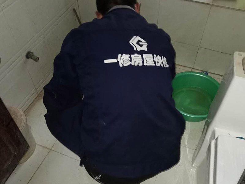 衛(wèi)生間馬桶安裝：必須查看一下排污管道內(nèi)是不是有泥沙、廢紙等雜物的堵塞，同時(shí)也要檢查清楚馬桶所安裝的位置地面前后左右是否水平，不平需要找平。確認(rèn)好排污管的中心，方法很簡(jiǎn)單，就是把馬桶翻轉(zhuǎn)過(guò)來(lái)，然后在馬桶的排污口中心處劃出十字中心線(xiàn)，注意下十字中心線(xiàn)則要延伸到馬桶底部以及四周的腳邊。先把馬桶與地面排污口的十字線(xiàn)對(duì)準(zhǔn)，確保水平安裝馬桶的同時(shí)再用力壓緊密封圈，下一步就是安裝地腳的螺絲與裝飾帽固定馬桶。固定馬桶后，需要在排污口安裝專(zhuān)用的密封圈，或者在四周涂上一圈玻璃膠（油灰）或是水泥砂漿，建議水泥與砂的比例則為1:3。