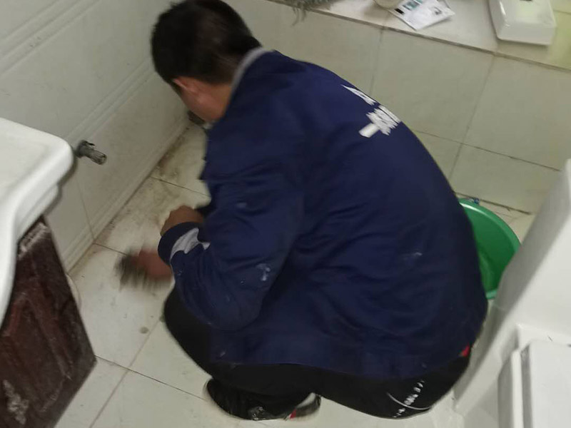 衛(wèi)生間馬桶安裝：必須查看一下排污管道內(nèi)是不是有泥沙、廢紙等雜物的堵塞，同時(shí)也要檢查清楚馬桶所安裝的位置地面前后左右是否水平，不平需要找平。確認(rèn)好排污管的中心，方法很簡(jiǎn)單，就是把馬桶翻轉(zhuǎn)過(guò)來(lái)，然后在馬桶的排污口中心處劃出十字中心線(xiàn)，注意下十字中心線(xiàn)則要延伸到馬桶底部以及四周的腳邊。先把馬桶與地面排污口的十字線(xiàn)對(duì)準(zhǔn)，確保水平安裝馬桶的同時(shí)再用力壓緊密封圈，下一步就是安裝地腳的螺絲與裝飾帽固定馬桶。固定馬桶后，需要在排污口安裝專(zhuān)用的密封圈，或者在四周涂上一圈玻璃膠（油灰）或是水泥砂漿，建議水泥與砂的比例則為1:3。