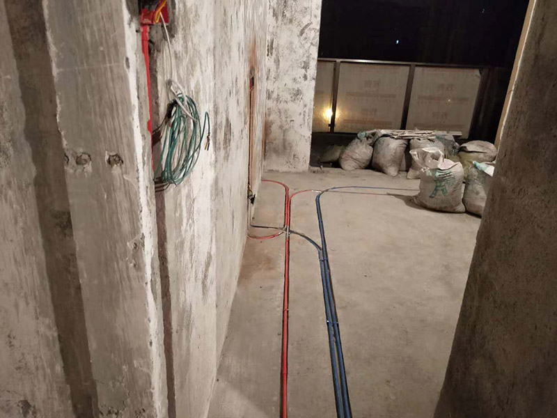 電路布線安裝：首先要根據(jù) 你對電的用途進(jìn)行電路定位，定位完成后，電工根據(jù)定位和電路走向，開布線槽，線路槽很有講究，要橫平豎直，不過，規(guī)范的做法，不允許開橫槽，因為會影響墻的承受力。布線一般采用線管暗埋的方式。線管有冷彎管和PVC管兩種，冷彎管可以彎曲而不斷裂，是布線的最好選擇，因為它的轉(zhuǎn)角是有弧度的，線可以隨時更換，而不用開墻。