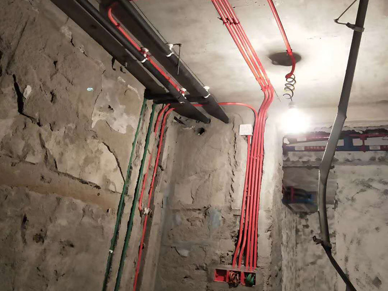 電路布線安裝：首先要根據(jù) 你對電的用途進(jìn)行電路定位，定位完成后，電工根據(jù)定位和電路走向，開布線槽，線路槽很有講究，要橫平豎直，不過，規(guī)范的做法，不允許開橫槽，因為會影響墻的承受力。布線一般采用線管暗埋的方式。線管有冷彎管和PVC管兩種，冷彎管可以彎曲而不斷裂，是布線的最好選擇，因為它的轉(zhuǎn)角是有弧度的，線可以隨時更換，而不用開墻。