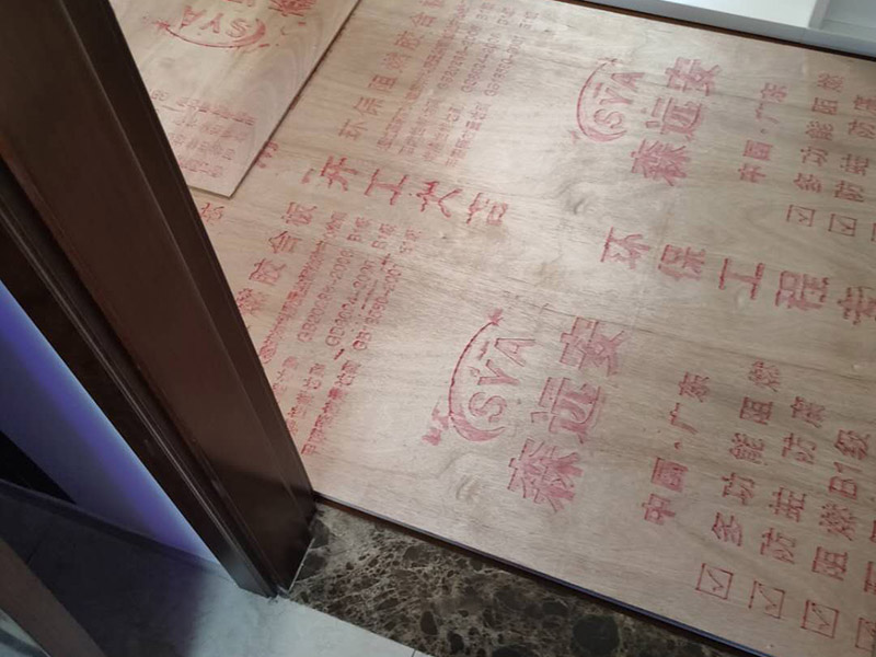 地板保護(hù)施工: 在進(jìn)行家居裝修的過(guò)程中，首先完成的就是地面的鋪設(shè)。因此，我們?cè)谶M(jìn)行其余施工時(shí)一定要注意對(duì)剛鋪好的地板進(jìn)行保護(hù)。而在裝修時(shí)灰塵是一定避免不了的，為了防止嶄新的地板被沾染灰塵以及施工團(tuán)隊(duì)人員等的腳印，最好先在地板上鋪一層防塵布等作為保護(hù)膜。除此之外，還是要在一天裝修結(jié)束后的時(shí)間里對(duì)防塵布等進(jìn)行灰塵的清除和家居保養(yǎng)工作，特別是灰塵堆積過(guò)厚的地方，以免將來(lái)裝修結(jié)束后因?yàn)榛覊m過(guò)多清理時(shí)意外污染地板。