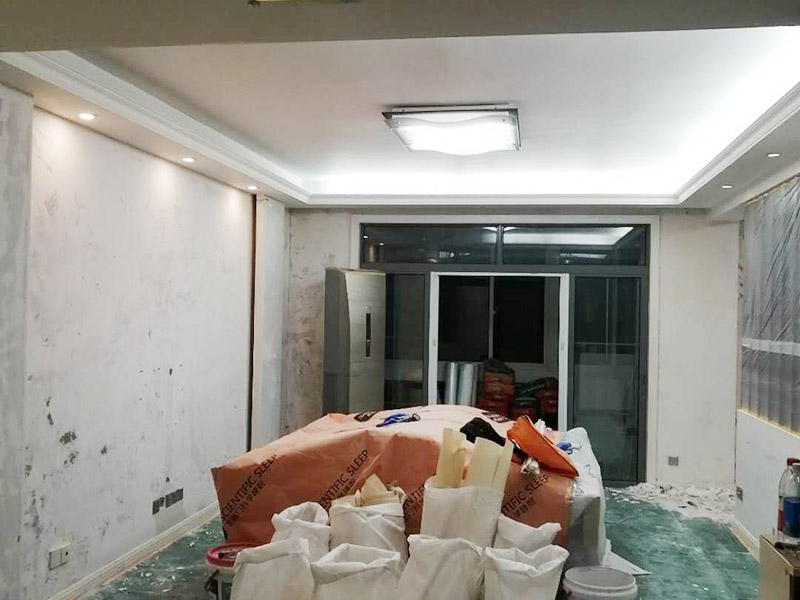 全屋墻面鏟除翻新：首先用水將墻面浸濕，這樣在鏟除墻面時(shí)比較省力，墻面必須要鏟到露出水泥砂漿面。然后是涂刷界面劑，一定要全部都刷到而且要均勻。墻面的裂縫通常都是用牛皮紙帶及白乳膠來貼住，但不能保證它能百分百不再開裂。 2、 如果墻面凹凸不平，那么就需要用石膏來找平，誤差最好不要超過0.5公分。非承重墻一般都是需要貼布的，所以最好選擇質(zhì)地好的墻布和白乳膠，有條件的話可以使用網(wǎng)格布，對于防裂效果會(huì)更好。 3、 在挑選膩?zhàn)訒r(shí)應(yīng)該選顆粒細(xì)度高及質(zhì)地較硬的，或是把白乳膠添加到膩?zhàn)又刑岣吣佔(zhàn)拥挠捕取４蚰γ嬉x用細(xì)砂紙，砂紙如果過粗會(huì)在墻面上留下很深的砂痕，就算是刷漆也沒辦法遮蓋住。墻面打磨之后要清掃一遍，否則粉塵過多會(huì)影響到漆的附著力。 4、 墻面在刷底漆時(shí)，一定要把每個(gè)地方都刷到并且要均勻。刷底漆要使用質(zhì)地好滾筒，以免影響到底漆涂刷的效果。在膩?zhàn)哟蚰ブ?，墻面都?huì)留下一些比較難看的坑眼，特別是在刷漆后非常明顯，所以需要找補(bǔ)。在找補(bǔ)時(shí)一定要打磨平整，為了避免出現(xiàn)色差坑眼在底漆里多加一點(diǎn)水再涂刷。