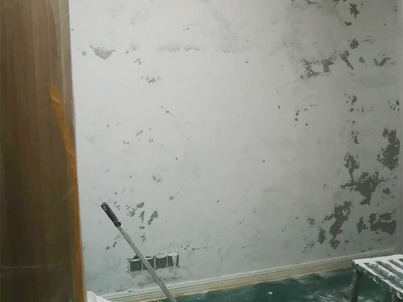 全屋墻面鏟除翻新：首先用水將墻面浸濕，這樣在鏟除墻面時(shí)比較省力，墻面必須要鏟到露出水泥砂漿面。然后是涂刷界面劑，一定要全部都刷到而且要均勻。墻面的裂縫通常都是用牛皮紙帶及白乳膠來貼住，但不能保證它能百分百不再開裂。 2、 如果墻面凹凸不平，那么就需要用石膏來找平，誤差最好不要超過0.5公分。非承重墻一般都是需要貼布的，所以最好選擇質(zhì)地好的墻布和白乳膠，有條件的話可以使用網(wǎng)格布，對于防裂效果會(huì)更好。 3、 在挑選膩?zhàn)訒r(shí)應(yīng)該選顆粒細(xì)度高及質(zhì)地較硬的，或是把白乳膠添加到膩?zhàn)又刑岣吣佔(zhàn)拥挠捕?。打磨墻面要選用細(xì)砂紙，砂紙如果過粗會(huì)在墻面上留下很深的砂痕，就算是刷漆也沒辦法遮蓋住。墻面打磨之后要清掃一遍，否則粉塵過多會(huì)影響到漆的附著力。 4、 墻面在刷底漆時(shí)，一定要把每個(gè)地方都刷到并且要均勻。刷底漆要使用質(zhì)地好滾筒，以免影響到底漆涂刷的效果。在膩?zhàn)哟蚰ブ?，墻面都?huì)留下一些比較難看的坑眼，特別是在刷漆后非常明顯，所以需要找補(bǔ)。在找補(bǔ)時(shí)一定要打磨平整，為了避免出現(xiàn)色差坑眼在底漆里多加一點(diǎn)水再涂刷。