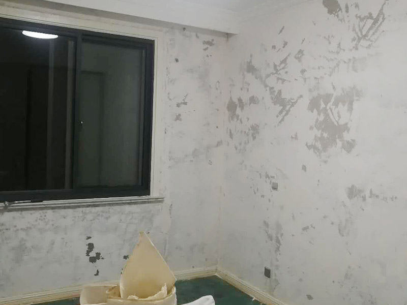 全屋墻面鏟除翻新：首先用水將墻面浸濕，這樣在鏟除墻面時(shí)比較省力，墻面必須要鏟到露出水泥砂漿面。然后是涂刷界面劑，一定要全部都刷到而且要均勻。墻面的裂縫通常都是用牛皮紙帶及白乳膠來貼住，但不能保證它能百分百不再開裂。 2、 如果墻面凹凸不平，那么就需要用石膏來找平，誤差最好不要超過0.5公分。非承重墻一般都是需要貼布的，所以最好選擇質(zhì)地好的墻布和白乳膠，有條件的話可以使用網(wǎng)格布，對于防裂效果會(huì)更好。 3、 在挑選膩?zhàn)訒r(shí)應(yīng)該選顆粒細(xì)度高及質(zhì)地較硬的，或是把白乳膠添加到膩?zhàn)又刑岣吣佔(zhàn)拥挠捕取４蚰γ嬉x用細(xì)砂紙，砂紙如果過粗會(huì)在墻面上留下很深的砂痕，就算是刷漆也沒辦法遮蓋住。墻面打磨之后要清掃一遍，否則粉塵過多會(huì)影響到漆的附著力。 4、 墻面在刷底漆時(shí)，一定要把每個(gè)地方都刷到并且要均勻。刷底漆要使用質(zhì)地好滾筒，以免影響到底漆涂刷的效果。在膩?zhàn)哟蚰ブ?，墻面都?huì)留下一些比較難看的坑眼，特別是在刷漆后非常明顯，所以需要找補(bǔ)。在找補(bǔ)時(shí)一定要打磨平整，為了避免出現(xiàn)色差坑眼在底漆里多加一點(diǎn)水再涂刷。