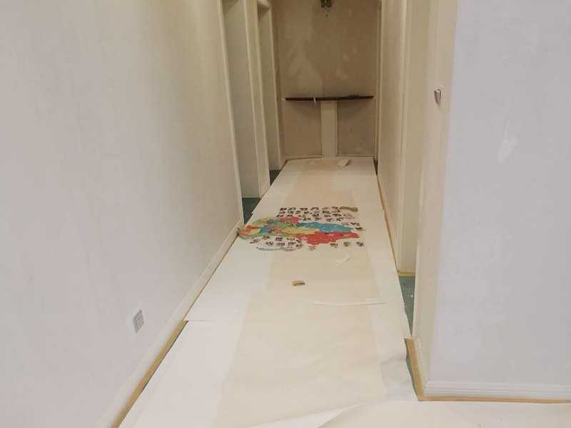全屋舊墻紙撕除案例：1：在墻面頂部選一塊不顯眼的角落，用美工刀的刀尖將墻紙掀起。2：盡量貼近墻面，捏住墻紙的一角，試著將其從墻面上揭下。朝著自己的方向?qū)垊冸x墻面，這樣更容易揭下墻紙。 用美工刀、剃刀片或墻紙刮刀(一種專用工具，在墻紙店可以買到)，沿水平方向?qū)⑴f墻紙割開，讓溫肥皂水或墻紙剝除劑滲到墻紙的后面，軟化粘合劑，然后就可以從石膏墻上撕除或刮除墻紙了。如要噴涂墻紙剝除劑，需戴上粉刷工面罩，以免吸入化學(xué)氣體。