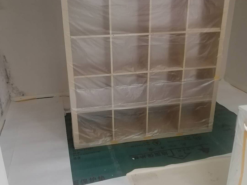 全屋舊墻紙撕除案例：1：在墻面頂部選一塊不顯眼的角落，用美工刀的刀尖將墻紙掀起。2：盡量貼近墻面，捏住墻紙的一角，試著將其從墻面上揭下。朝著自己的方向?qū)垊冸x墻面，這樣更容易揭下墻紙。 用美工刀、剃刀片或墻紙刮刀(一種專用工具，在墻紙店可以買到)，沿水平方向?qū)⑴f墻紙割開，讓溫肥皂水或墻紙剝除劑滲到墻紙的后面，軟化粘合劑，然后就可以從石膏墻上撕除或刮除墻紙了。如要噴涂墻紙剝除劑，需戴上粉刷工面罩，以免吸入化學(xué)氣體。