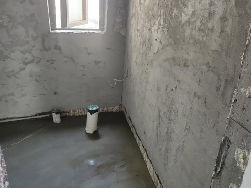 衛(wèi)生間地面找平施工：若地面基層尚可的情況下，可考慮選擇石膏地面找平法。因為地面整體還算平整，只有局部不平，使用這種方法可不增高地面，對層高不會有任何影響。而且施工簡單、快速，容易干燥。不過，不適合大面積地面找平。開始地面找平的第一步，對地面基層進行打磨處理，然后涂刷一遍界面劑，干燥后繼續(xù)涂刷第二遍;接著調(diào)配自流平水泥，使用工具來推，并借助滾筒工具來壓均勻，最后要保護地面等待完全干燥。