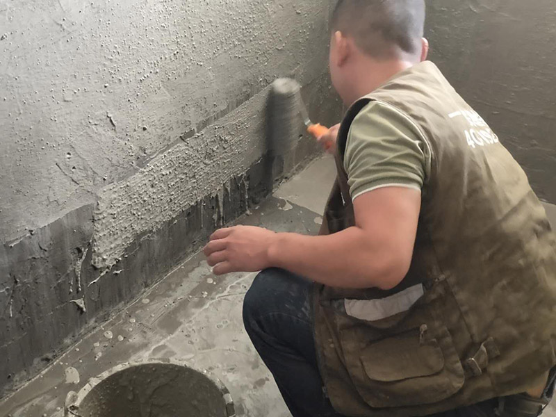 衛(wèi)生間防水工藝：1、基層處理：基層處理是衛(wèi)生間做防水的基礎(chǔ)工作，要找平地面，確保地面的平整干凈。如果地面有縫隙或者不平整的情況，后期可能會造成漏水等問題。 2、鋪貼涂料：鋪貼涂料時要做到用力均勻，不能漏刷、缺刷，避免脫落、開裂等，過于干燥的季節(jié)也不適宜做防水。涂刷的厚度小于1毫米比較好。 3、鋪保護層：做完防水涂層后一定要涂上表面防護涂料，對內(nèi)部材料起到保護的作用。鋪保護層與鋪防水涂料一樣要做到均勻、無裂痕、不脫落。 4、閉水試驗：閉水實驗是衛(wèi)生間做防水的最后一步，對防水施工進行檢查。在防水層徹底干透后，在衛(wèi)生間蓄水24小時以上，看是否有漏水等現(xiàn)象。