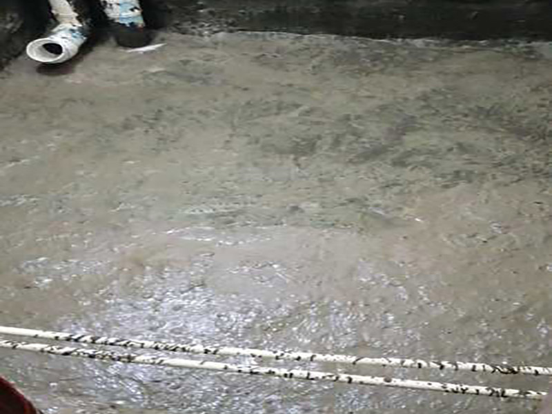 廁所防水重裝施工：使用毛刷、刮刀或鏟子等工具，將需重新做防水位置的基層清理干凈，原防水層凸起的顆粒和地上的浮灰垃圾都要清理干凈。做好基層準(zhǔn)備工作后，先使用閃凝漿料將防水層封堵開槽管道縫，進(jìn)行填實(shí)抹平。對(duì)墻角、陰陽角、管根、地漏等容易漏水的防水薄弱部位先進(jìn)行仔細(xì)均勻涂刷，使用滾刷進(jìn)行第一遍大面積涂刷防水涂料。