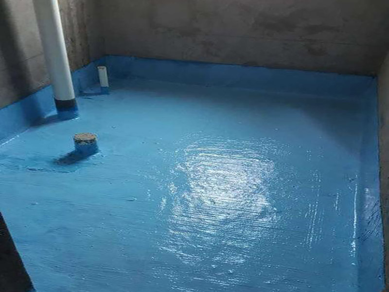 廁所防水重裝施工：使用毛刷、刮刀或鏟子等工具，將需重新做防水位置的基層清理干凈，原防水層凸起的顆粒和地上的浮灰垃圾都要清理干凈。做好基層準(zhǔn)備工作后，先使用閃凝漿料將防水層封堵開槽管道縫，進(jìn)行填實(shí)抹平。對(duì)墻角、陰陽角、管根、地漏等容易漏水的防水薄弱部位先進(jìn)行仔細(xì)均勻涂刷，使用滾刷進(jìn)行第一遍大面積涂刷防水涂料。