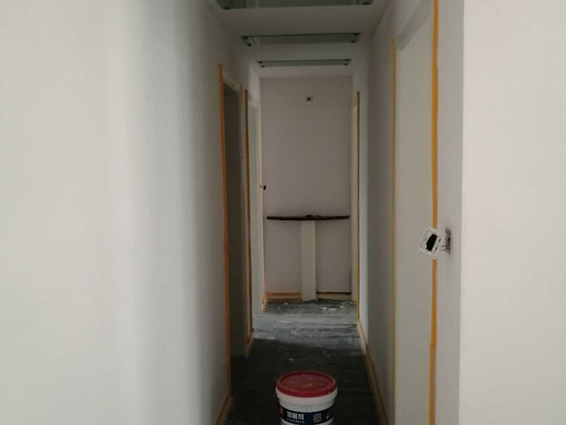 全屋墻面批刮膩子：刮膩子對不同的墻體有著不同的要求，像比較常見的混凝土的墻面，會出現(xiàn)一些氣孔與鼓起的現(xiàn)象，所以就要先把墻面修平整掉，磨平凸起處，填補凹陷處。如果是預(yù)制混凝土的墻面，那么它的表面層就會有一些砂礫與疙瘩的現(xiàn)象，這個時候就需要專業(yè)的施工人員，使用用鋼絲刷把墻面整體的刷一遍。基層做好處理后，墻面還是會有一些凹陷的地方，這個時候就可以用石膏膩子來補平。將石膏膩子壓實凹陷處，橫抹豎起的地方再重新刮一遍，這樣來確保墻面的平整。