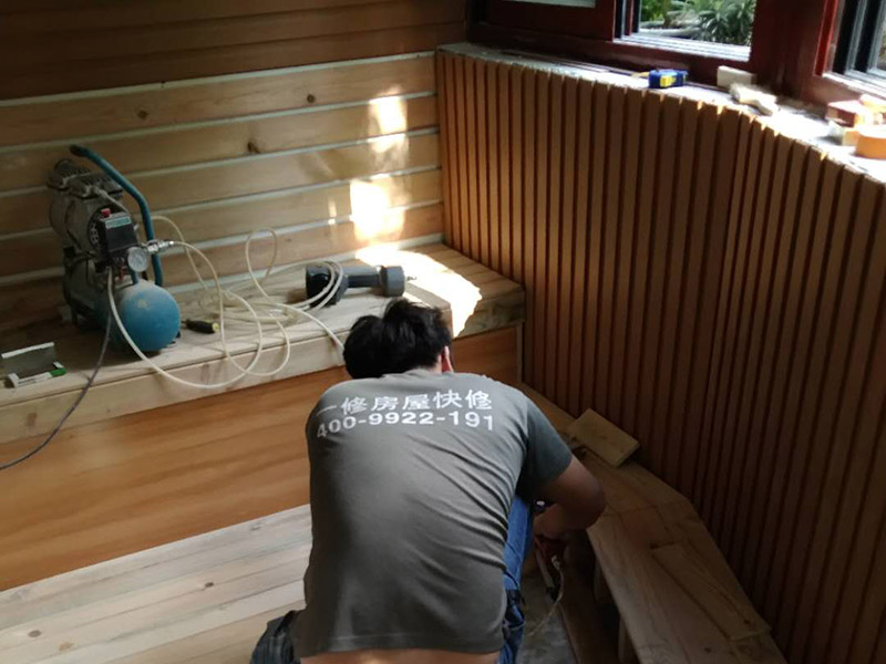 陽臺裝修施工:在家庭裝修的設(shè)計中，雙陽臺要分出主次，切忌“一視同仁”.與客廳、主臥相鄰的陽臺是主陽臺，功能以休閑為主。在裝飾材料的使用方面，也同客廳區(qū)別不大。較為常用的材料有強化木地板、地磚等，如果封閉做得好，還可以鋪地毯。墻面和頂部一般使用內(nèi)墻乳膠漆，品種和款式要與客廳、主臥相符。次陽臺一般與廚房相鄰，或與客廳、主臥外的房間相通。次陽臺的功用主要是儲物、晾衣等。因此，這個陽臺裝修時可以不封裝，地面要采用不怕水的防滑地磚，頂部和墻壁采用外墻涂料。為了方便儲物，次陽臺上可以安置幾個儲物柜，以便存放雜物。